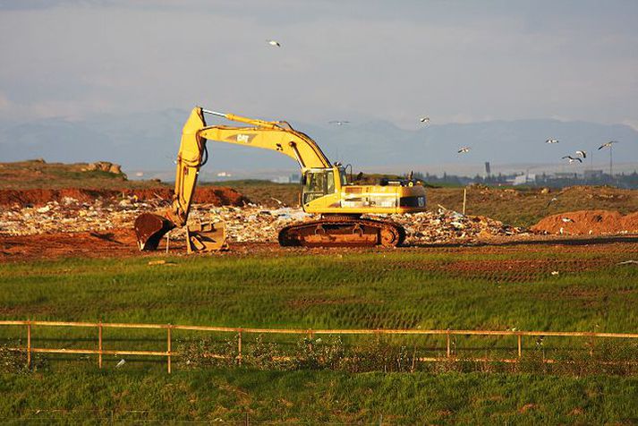 MENGUN OG SÝKINGARHÆTTA Íbúar í nágrenni Kirkjuferjuhjáleigu kvarta undan mengun, fnyk og umferðarþunga af völdum sorpurðunarinnar. Þeir óttast að fuglager sem vomir yfir haugunum beri sýkingar, svo sem salmonellu, í búfénað þeirra.