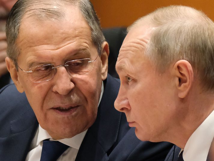 Sergei Lavrov (t.v.) segir ekkert til í orðrómi þess efnis að yfirboðari hans, Vladimír Pútín (t.h.), glími við veikindi um þessar mundir.