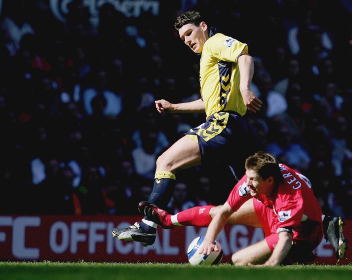 Barry og Gerrard berjast í enska boltanum.