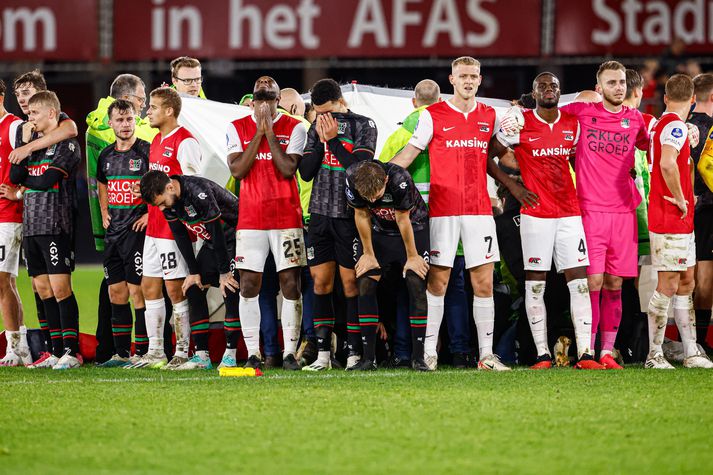 Leikmenn NEC Nijmegen og AZ Alkmaar mynduðu hring utan um Bas Dost eftir að hann hneig niður í leik liðanna í hollensku úrvalsdeildinni.