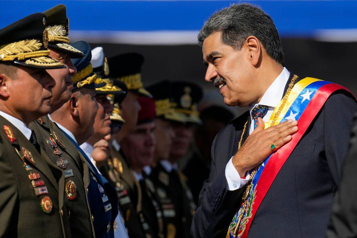 Nicolas Maduro, forseti Venesúela, var handsamaður af bandaríska hernum og fluttur til New York á laugardag. Hann verður leiddur fyrir dómara síðar í dag. 