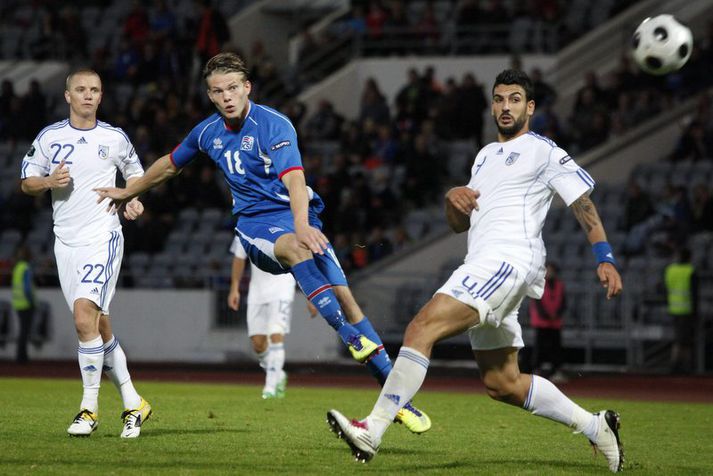 Björn Bergmann Sigurðarson skýtur að marki í eina A-landsleiknum sínum.