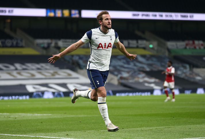 Harry Kane skoraði fyrra mark Tottenham í dag og er nú einn á toppnum í baráttunni um gullskóinn.