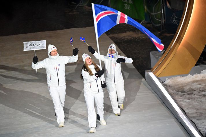 Elín Elmarsdóttir Van Pelt var fánaberi Íslands í Cortina. 