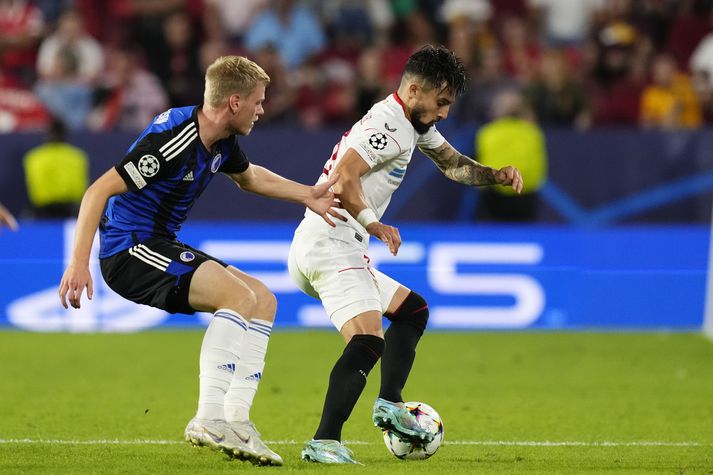 Orri Steinn Óskarsson í baráttunni við Alex Telles, bakvörð Sevilla.