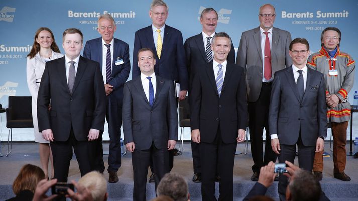 Í fremstu röð eru Sigmundur Davíð Gunnlaugsson, forsætisráðherra Íslands, Dmitrij Medvedev, forsætisráðherra Rússlands, Jens Stoltenberg, forsætisráðherra Noregs, og Jyrki Katainen, forsætisráðherra Finnlands. Fyrir aftan eru meðal annarra utanríkisráðherrar Danmerkur og Svíþjóðar og fulltrúi Sama.