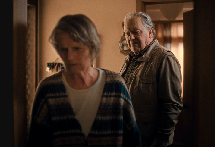 Jón Gnarr leikur fyrrverandi tollvörðinn Felix meðan Edda Björgvinsdóttir leikur Klöru. Þau neyðast til að flytja af heimili sínu í þjónustuíbúð fyrir eldri borgara en sá nýi veruleiki hefur gjörólík áhrif á þau tvö.