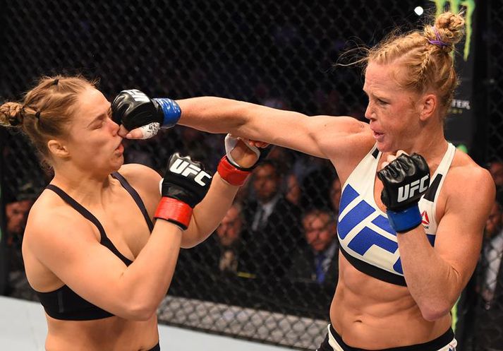 Holly Holm í bardaganum gegn Rondu Rousey fyrir rúmu ári síðan. Stjarna Holly skein skært eftir þann bardaga en hún tapaði svo í titilvörninni gegn Mieshu Tate.