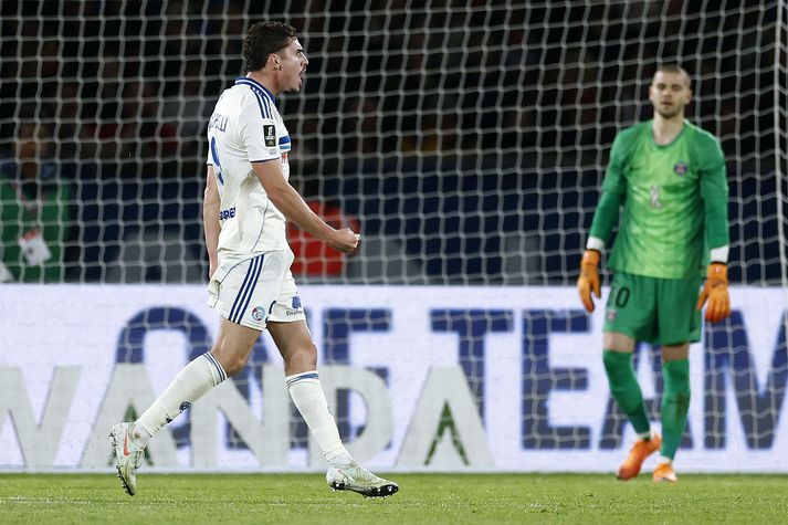 Joaquin Panichelli fagnar öðru marka sinna fyrir Strasbourg í París í kvöld.
