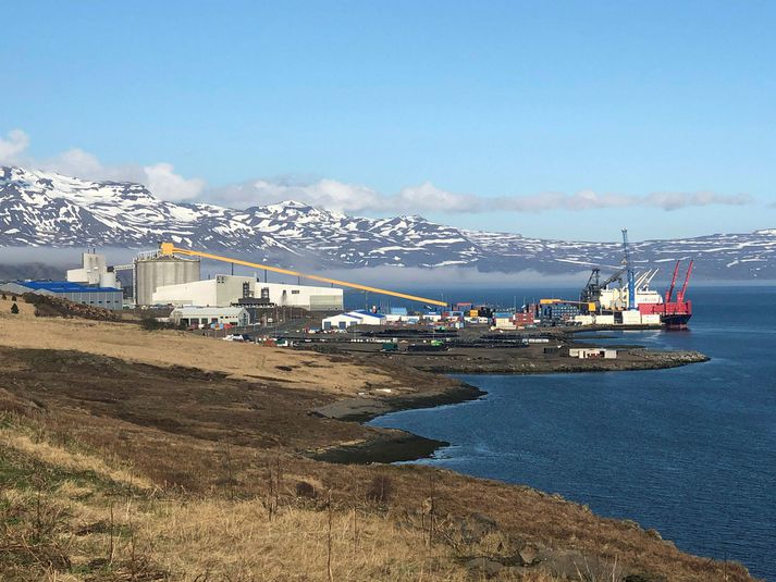 Álverið á Reyðarfirði þangað sem verið var að flytja súrrálið.