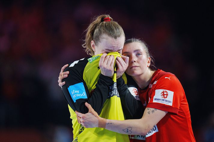 Anna Kristensen og Andrea Aagot með böggum hildar eftir tapið fyrir Noregi í úrslitaleik EM.