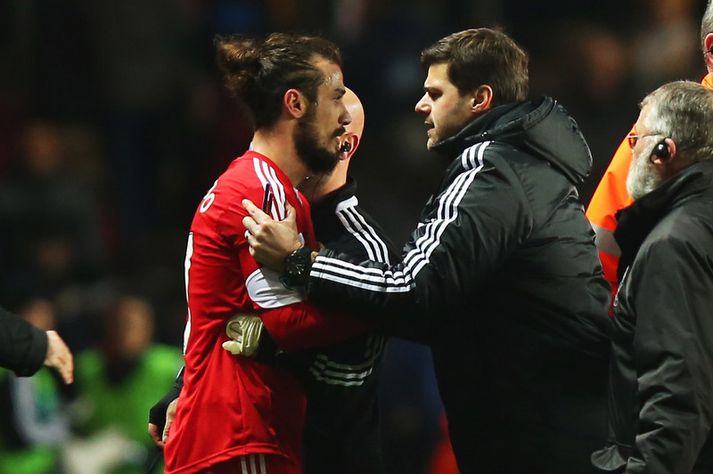 Mauricio Pochettino, knattspyrnustjóri Southampton, róar hér Pablo Daniel Osvaldo niður í einum leik í vetur.