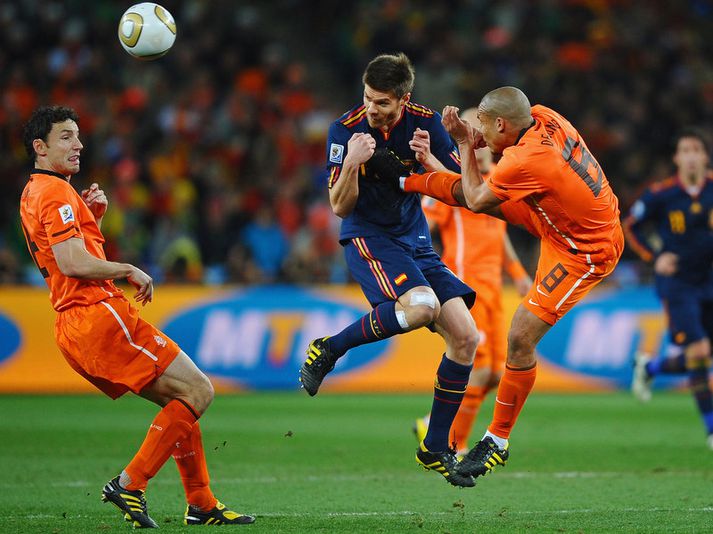 Nigel de Jong sést hér brjóta á Xabi í úrslitaleiknum síðasta sumar.