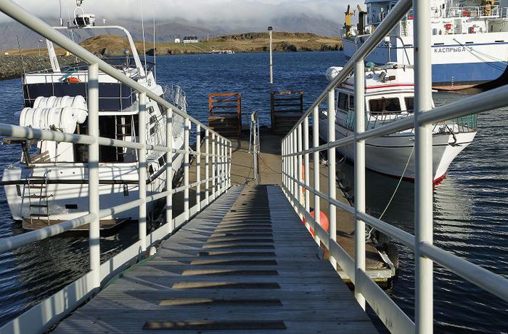 Snarbrattur rampur við flotbryggjuna hjá Viðeyjarferjunni er torveldur yfirferðar.
