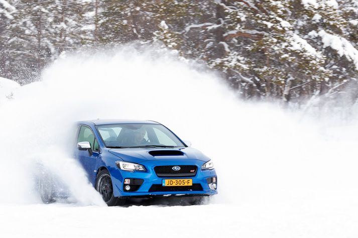 Á 300 hestafla Subaru Impreza WRX STI á fullu í driftbrautinni í Rovaniemi.