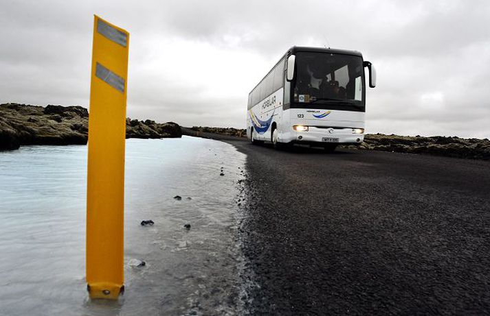 Bláa lónið flæðir yfir bakka sína. Annaðhvort verður fráveitulögn til að koma vatninu til sjávar lögð ofan jarðar eða grafin í jörðu. Framkvæmdin mun kosta um 500 milljónir króna.
fréttablaðið/Anton