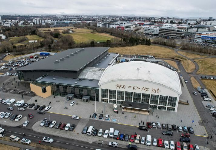 Laugardalshöll uppfyllir ekki alþjóðlega staðla og þess utan er hún illa farinn eftir leka.