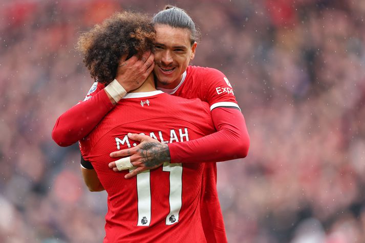 Darwin Núnez og Mohamed Salah fagna marki þess síðarnefnda fyrir Liverpool gegn Everton.
