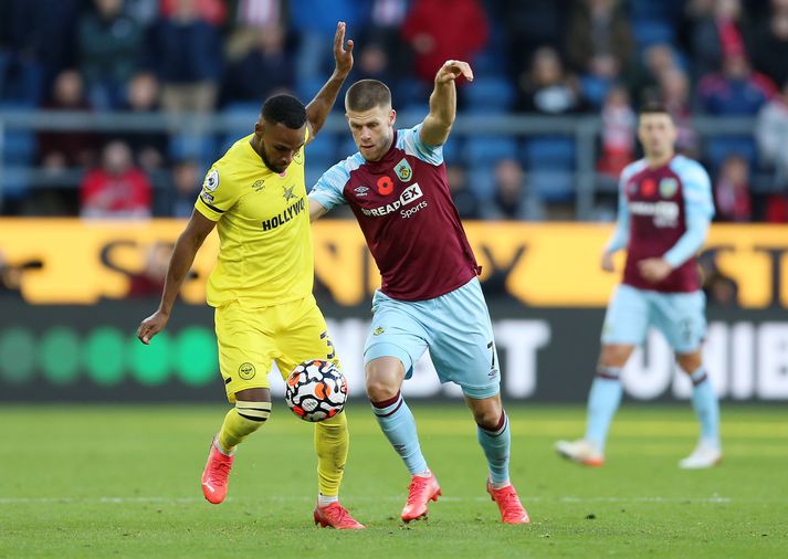 Jóhann Berg og félagar í Burnley taka á móti Huddersfield í FA bikarnum í dag.