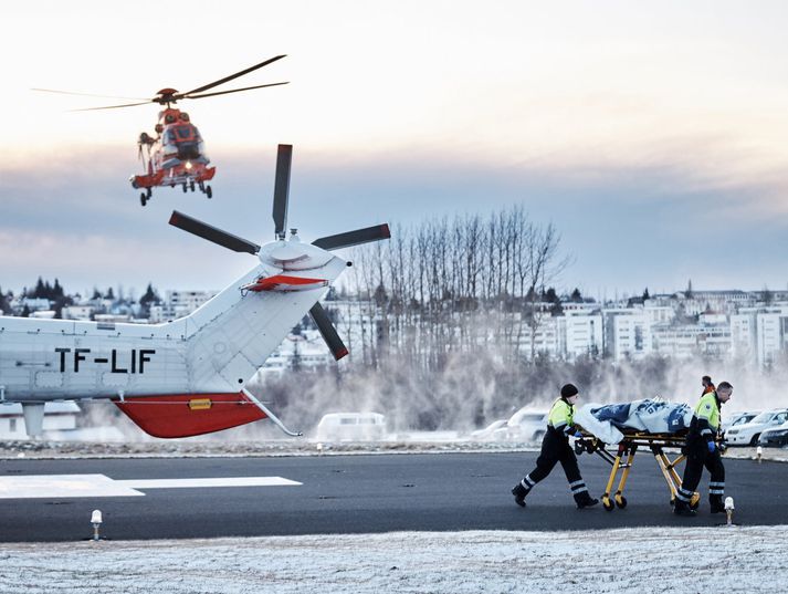 Tólf voru fluttir alvarlega slasaðir með tveimur þyrlum til Reykjavíkur eftir slysið.
