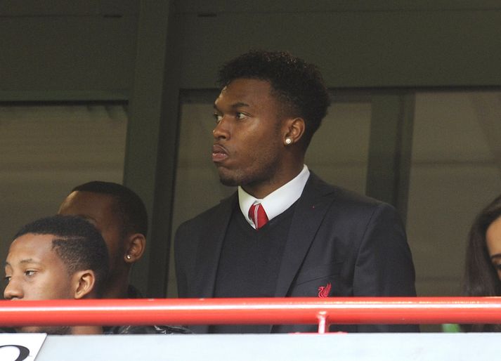 Sturridge fylgist með úr stúkunni.