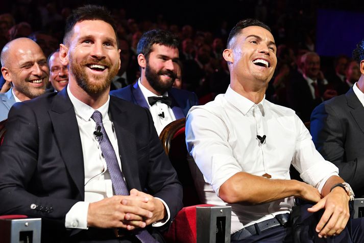 Cristiano Ronaldo og Lionel Messi sitja hér hlið við hlið á verðlaunahátíð UEFA.