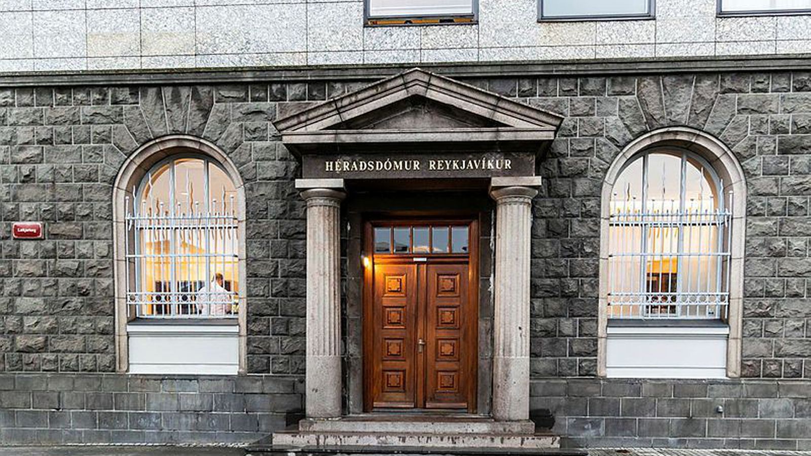 Sneri drenginn niður, sló hann og tók mynd af honum eftir mis­heppnað dyraat