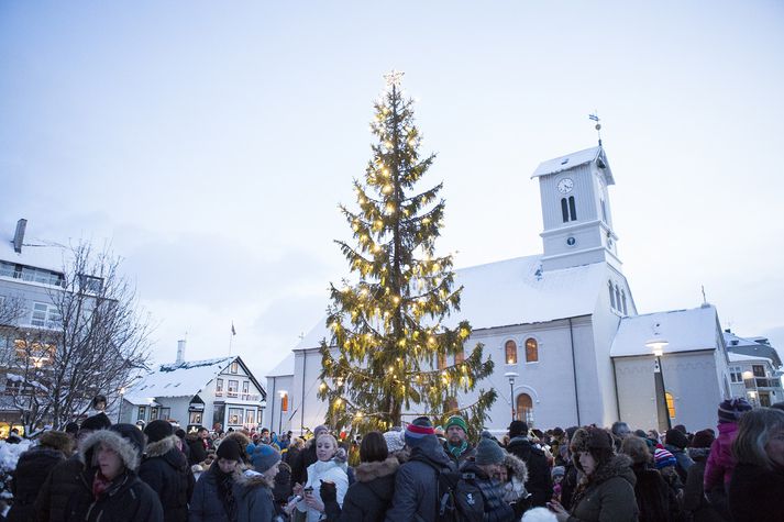 Frá tendrun trésins á fyrsta í aðventu.