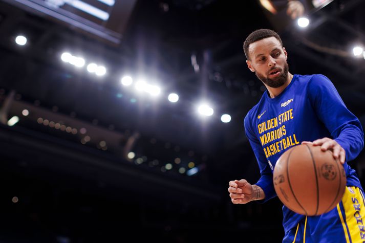 Stephen Curry hefur átt frábæra feril með Golden State Warriors en það styttist í það að skórnir fari upp á hillu.