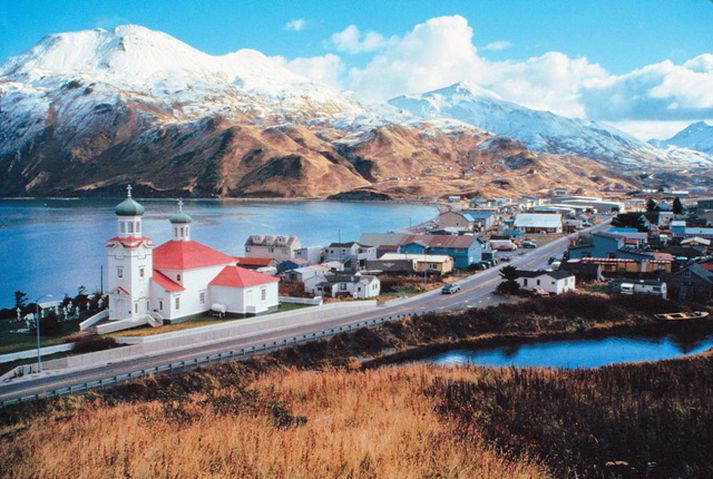 Afar fáir búa á Aleutia eyjum og er ekki talið að íbúum stafi hætta af bylgjunni.