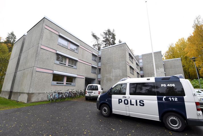 Lögregla gerði húsleit á heimili mannsins í Sarkiniemi eftir árásina.