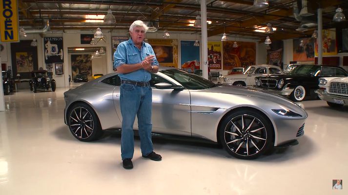 Jay Leno við hlið Aston Martin DB10.