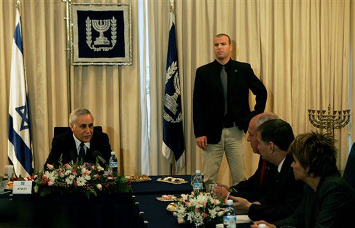 f.v. Moshe Katsav, forseti Ísraels, ræðir við fulltrúa Kadima-flokksins.