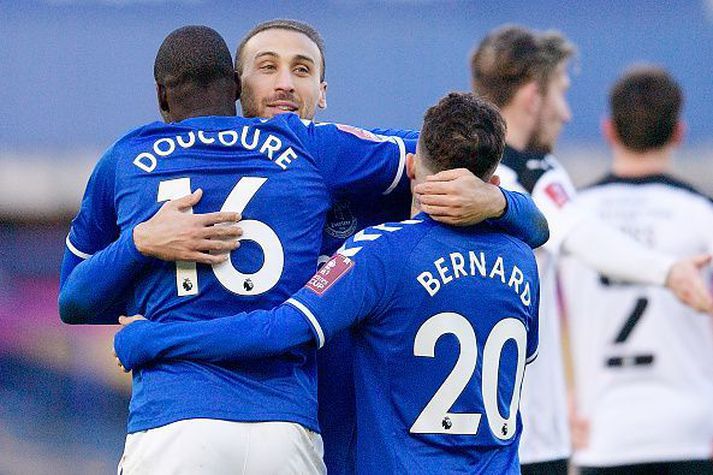 Cenk Tosun, Doucoure og Bernard fagna sigurmarki miðjumannsins.