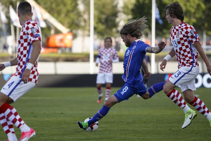 Birkir Bjarnason reynir skot í leiknum í kvöld.