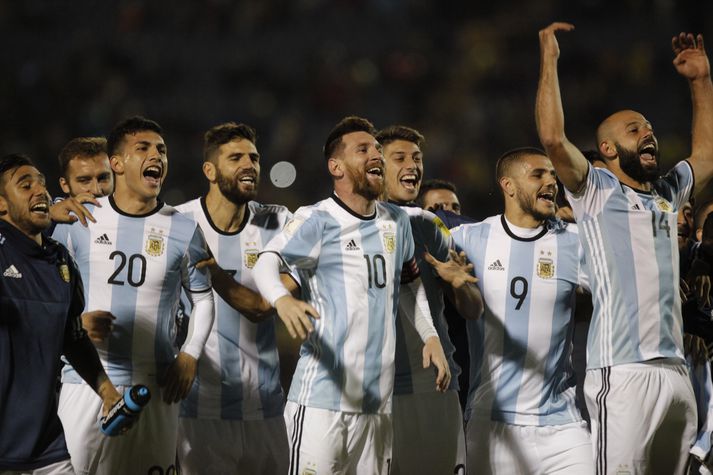 Lionel Messi og félagar fagna HM-sætinu eftir sigur á Perú. Messi skoraði öll þrjú mörk Argentínu í leiknum.