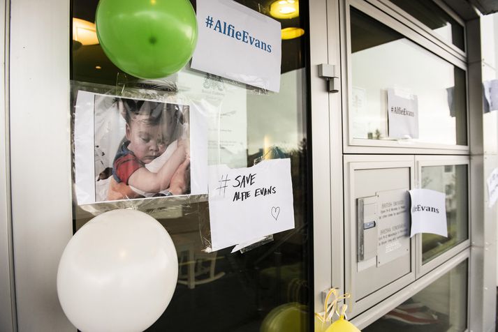 Mótmælendur skildu eftir skilaboð við breska sendiráðið á Laufásvegi í gær.