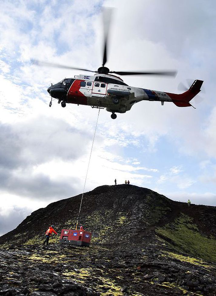 Olíu þarf til að knýja búnað félagsins sem selur aðgang að Þríhnúkagígi.
