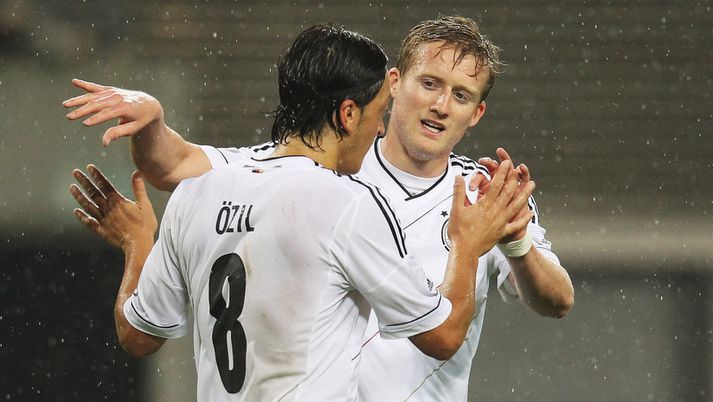 Schürrle með Mesut Özil.