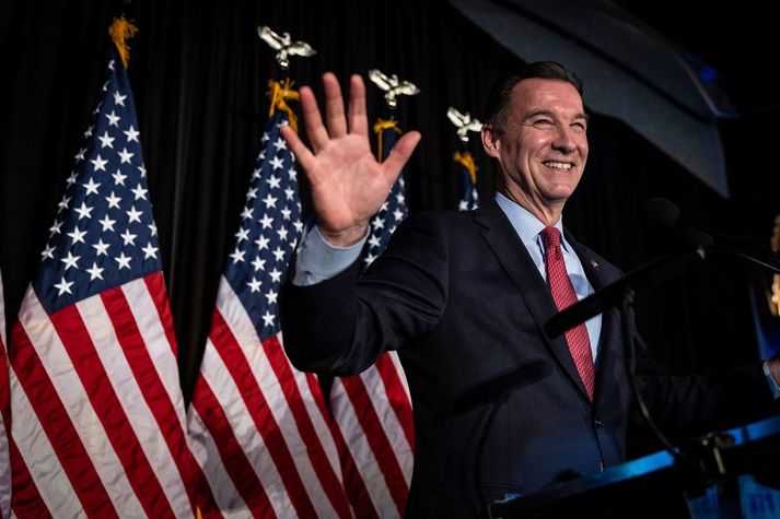 Tom Suozzi, er aftur á leið á þing eftir að hann sigraði í kosningunum í New York um þingsæti George Santos, sem rekinn var af þingi í desember.