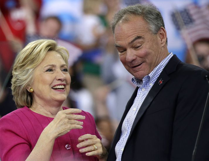 Hillary Clinton og varaforsetaefni hennar, Tim Kaine, sem gæti þurft að taka við keflinu leiði ný rannsókn lögreglunnar á tölvupóstum hennar eitthvað bitastætt í ljós. Stutt er til stefnu því kosið verður eftir viku. Fréttablaðið/EPA