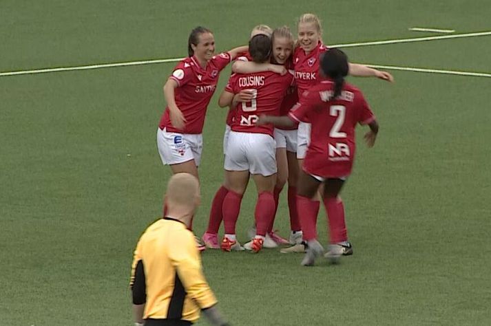 Valskonur fögnuðu Ragnheiði Þórunni vel eftir markið hennar.