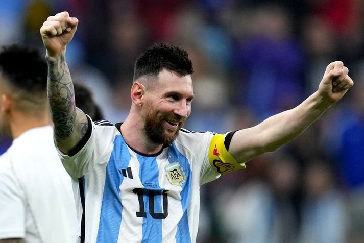 Lionel Messi fagnar sætinu í úrslitaleik HM í Katar eftir sigurinn á Króatíu í gær.
