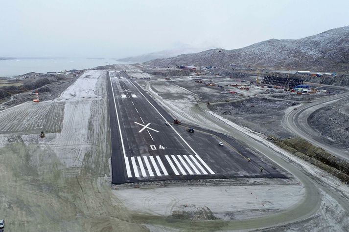 Syðri hluti nýju flugbrautarinnar í Nuuk, sem núna er búið að taka í notkun. Til hægri sést hvar nýja flugstöðin rís. Fjær sést gamla flugbrautin.