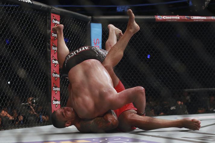 Fabricio Werdum sigraði Velasquez með hálstaki um miðja þriðju lotu.