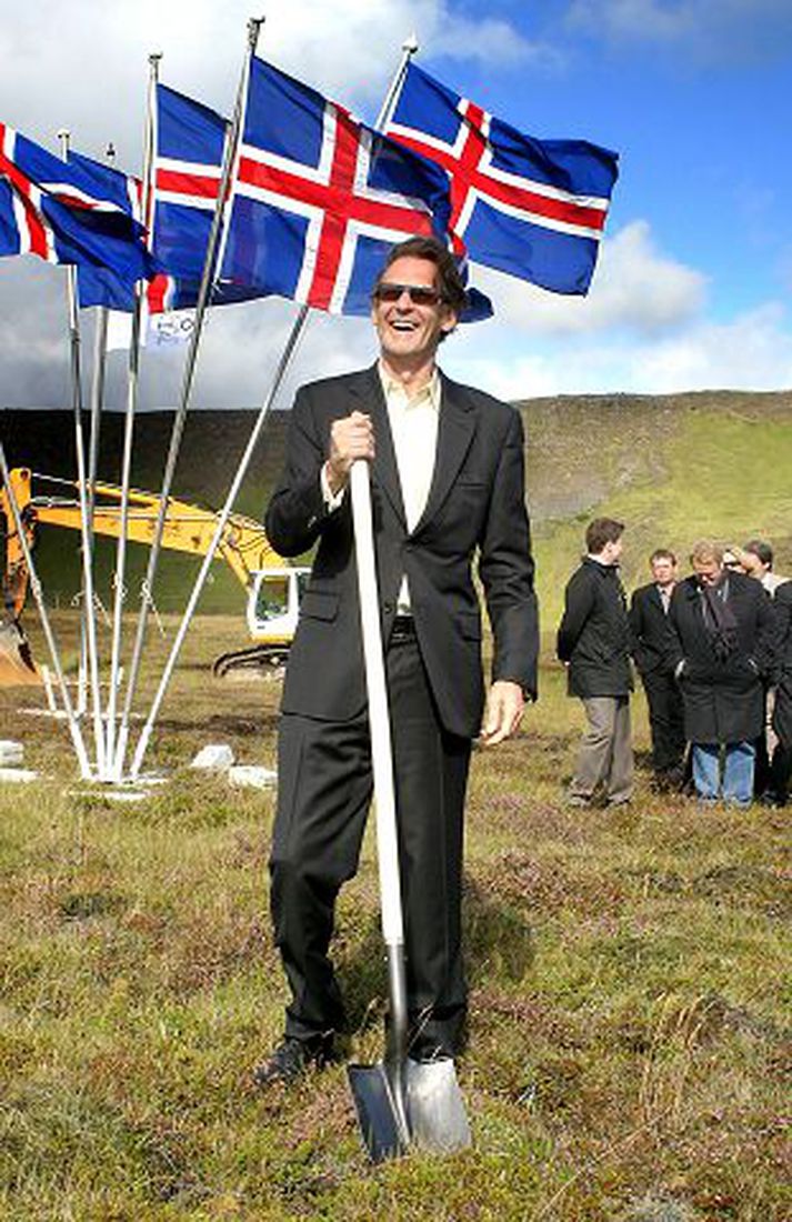 Jón Ólafsson brosti sínu breiðasta er hann tók fyrstu skóflustunguna að átöppunarverksmiðju Icelandic Water Holdings við Þorlákshöfn á föstudag.