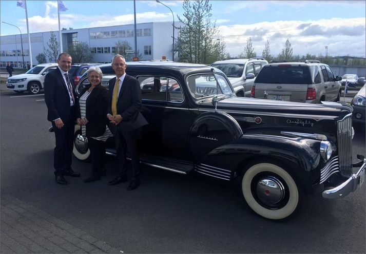 Forseti og Haukur Ingibergsson formaður Landssambands eldri borgara við Packard-bifreið embættis forseta Íslands. Ekki kemur fram á vef forsetans hver konan á milli þeirra er. En hún heitir Valgerður Sigurðardóttir og er formaður Félags eldri borgara í Hafnarfirði.