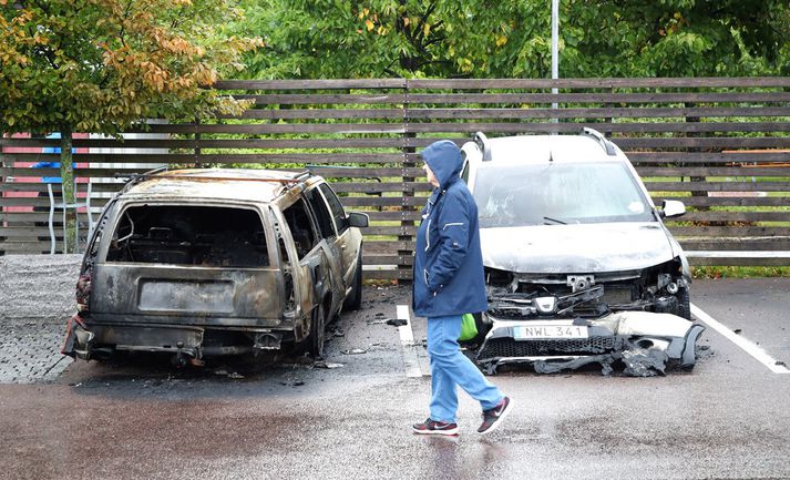 Alls var kveikt í um 150 bílum eða þeir skemmdir í borgum í vesturhluta Svíþjóðar á mánudagskvöldið.