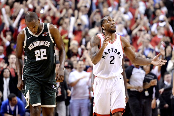 Kawhi Leonard fagnar en Khris Middleton er allt annað en sáttur.