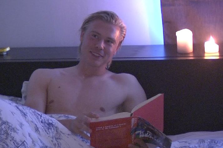 Alexander Söderlund les kafla úr ævisögu Kjetils Rekdals.
